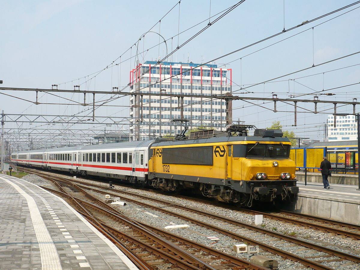 NS Lok 1732 mit IC 145 nach Berlin. Gleis 10 Amsterdam Centraal Station 08-05-2013.

NS locomotief 1732 met IC 145 naar Berlijn. Binnenkomst spoor 10 Amsterdam Centraal Station 08-05-2013.