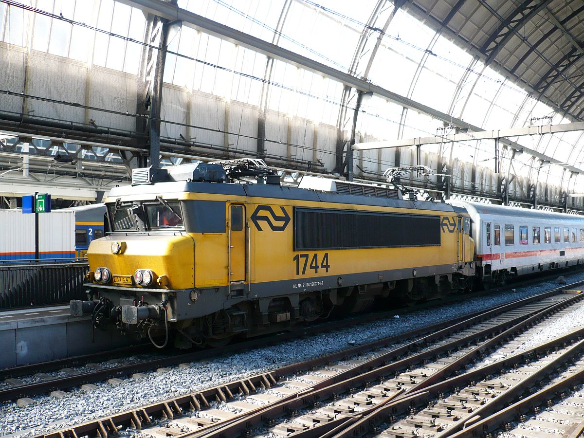 NS Lok 1744 mit IC 145 nach Berlin. Gleis 8 Amsterdam Centraal Station 30-09-2015.

NS loc 1744 met IC 145 naar Berlijn. Spoor 8 Amsterdam CS 30-09-2015.
