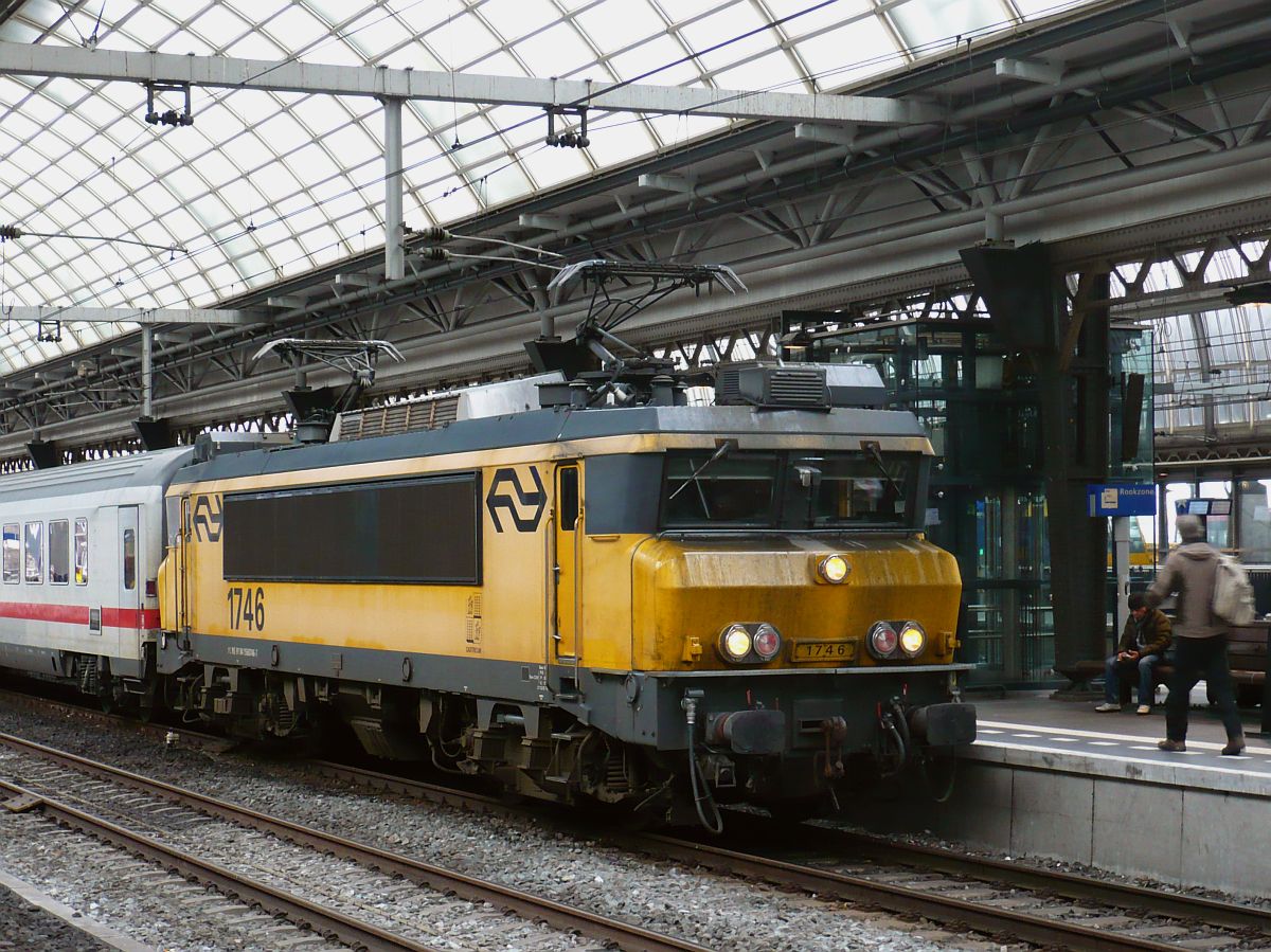 NS Lok 1746 mit Intercity nach Berlin. Gleis 10a Amsterdam Centraal Station 19-12-2017.

1746 met Intercity naar Berlijn. Spoor 10a Amsterdam CS 19-12-2017.19-12-2017.