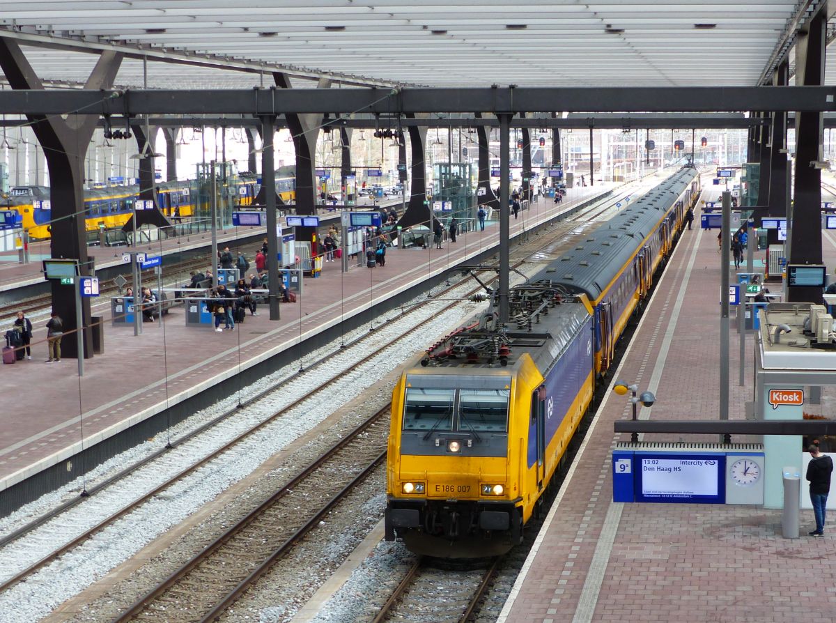 NS Lok 186 007 (91 84 11 86 007-8 NL-NS) mit Intercity aus Eindhoven. Gleis 9 Rotterdam Centraal Station 22-03-2018.

NS loc 186 007 (91 84 11 86 007-8 NL-NS) met intercity uit Eindhoven. Spoor 9 Rotterdam CS 22-03-2018.