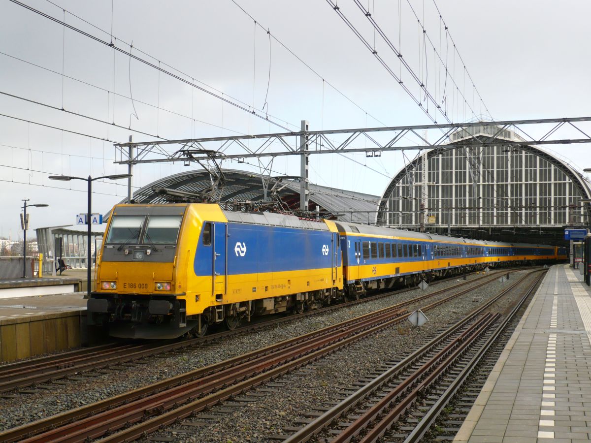 NS Lok 186 009 (91 84 1186 009-4) Gleis 13 Amsterdam Centraal Station 26-11-2015.

NS loc 186 009 (91 84 1186 009-4) spoor 13 Amsterdam CS 26-11-2015.
