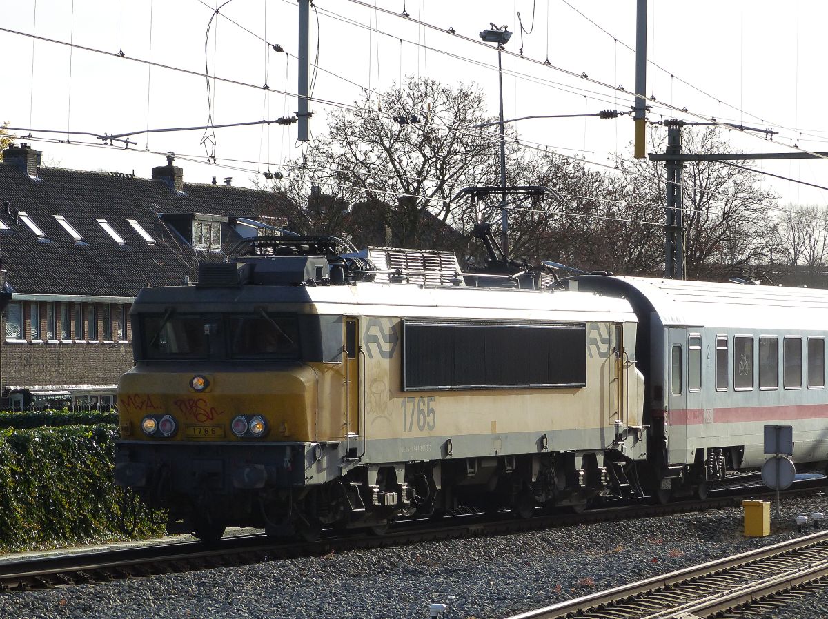 NS Lokomotive 1765 mit versptete IC 242 aus Hannover. Hilversum 29-11-2019.

NS locomotief 1765 met vertraagde IC 242 uit Hannover. Hilversum 29-11-2019.