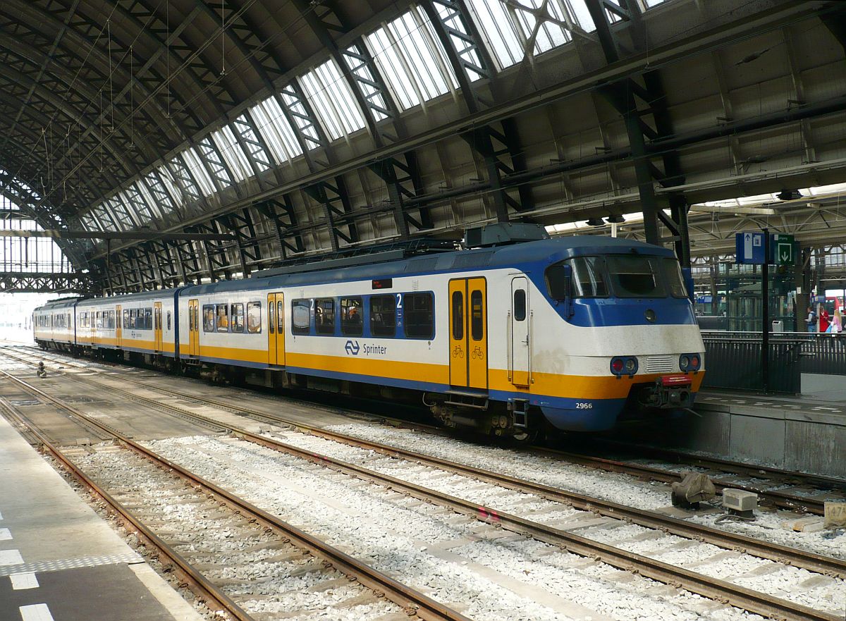 NS SGM-III TW 2966 Gleis 7 Amsterdam Centraal Station 08-05-2014.

SGM-III treinstel 2966 spoor 7 Amsterdam Centraal Station 08-05-2014.