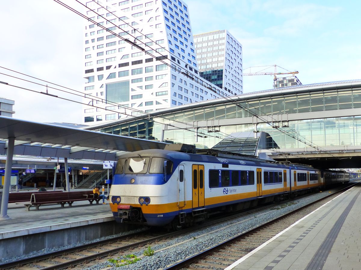NS SGM Sprinter Triebzug 2119 Gleis 14 Utrecht Centraal Station 29-11-2019.

NS SGM Sprinter treinstel 2119 spoor 14 Utrecht CS 29-11-2019.