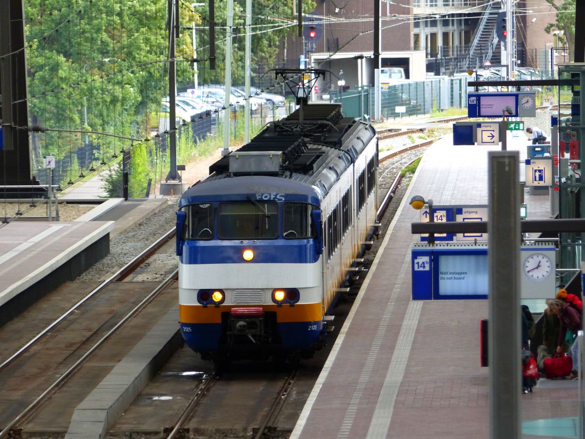 NS SGM Sprinter TW 2125 Gleis 14 Rotterdam Centraal Station 04-08-2017.

NS SGM-2 Sprinter 2125 spoor 14 Rotterdam CS 04-08-2017.