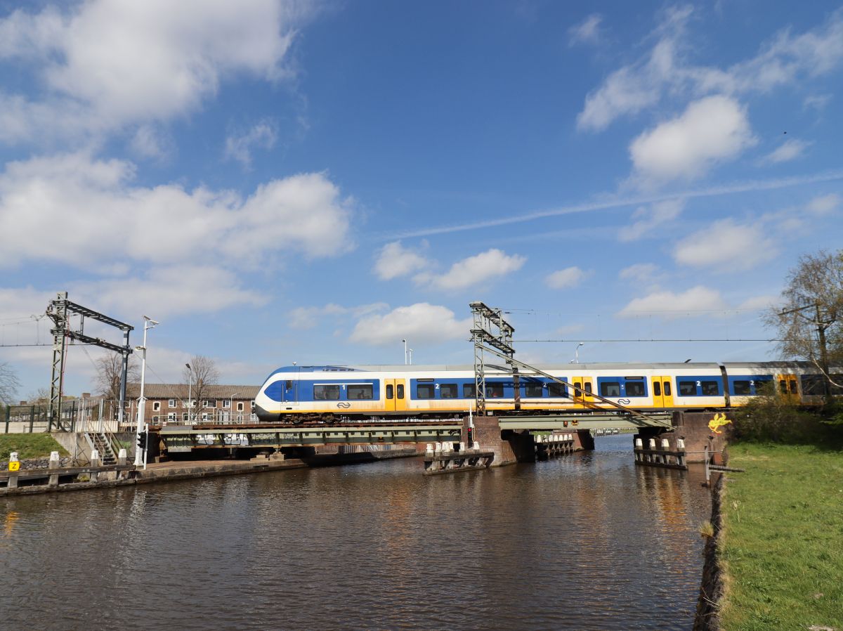 NS SLT-6 Triebzug 2641  Rijn en Schiekanaal  Eisenbahnbrcke Leiden 15-04-2022.


NS SLT-6 treinstel 2641 Rijn en Schiekanaal spoorbrug Leiden 15-04-2022.