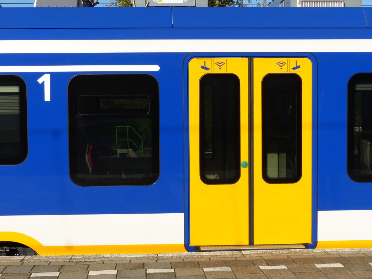 NS SNG (Sprinter New Generation) Triebzug 2715 Gleis 5 Alkmaar 31-10-2018.

NS SNG (Sprinter nieuwe Generatie) treinstel 2715 spoor 5 Alkmaar 31-10-2018.