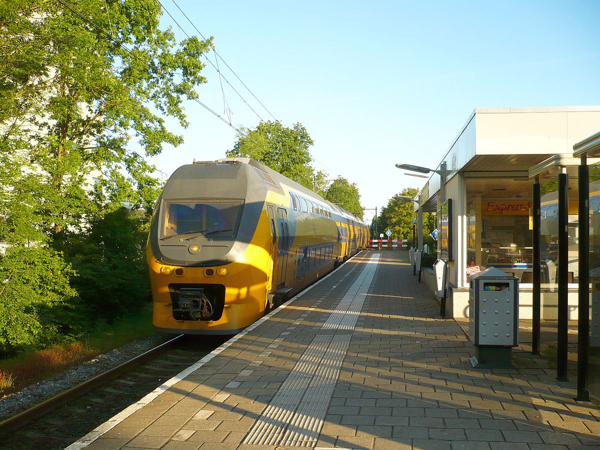 NS TW 8637 Intercity 8823 Leiden-Utrecht CS. Leiden Lammenschans 30-05-2014.

NS treinstel DD-IRM-VI 8637 als trein 8823 Leiden-Utrecht CS. Leiden Lammenschans 30-05-2014.