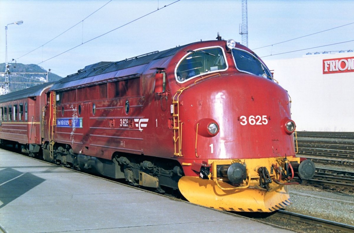 NSB Diesellok Di3 625 in Trondheim am 22-04-1993. Bild und Scan: Hans van der Sluis

NSB dieselloc Di3 625 in Trondheim 22-04-1993. Scan van negatief