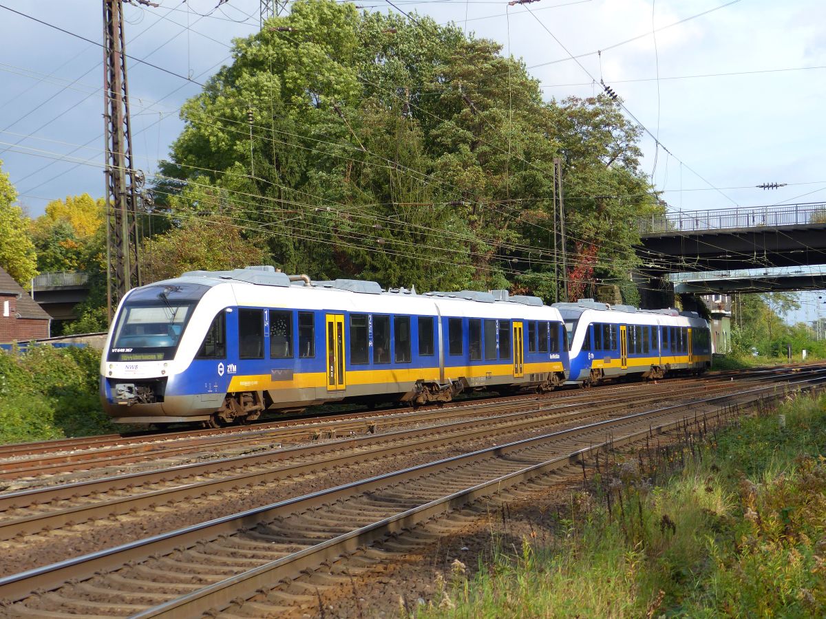 NWB (Nord West Bahn) LINT 41 Triebzug VT 648 367 Hoffmannstrasse, Oberhausen 13-10-2017.

NWG (Nord West Bahn) LINT 41 dieseltreinstel VT 648 367 Hoffmannstrasse, Oberhausen 13-10-2017.