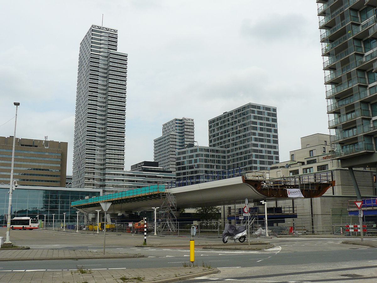 Omnibusbahnhof mit neue Brckenteile fr die Randstadrail (Stadtbahn). Den Haag Centraal Station 21-08-2015.

Busstation met in aanbouw zijnde brugdelen voor de Randstadrail.  Den Haag Centraal Station 21-08-2015.