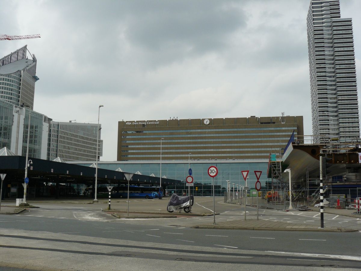 Omnibusbahnhof mit neue Brckenteile fr die Randstadrail (Stadtbahn). Den Haag Centraal Station 21-08-2015.

Busstation met in aanbouw zijnde brugdelen voor de Randstadrail.  Den Haag Centraal Station 21-08-2015.