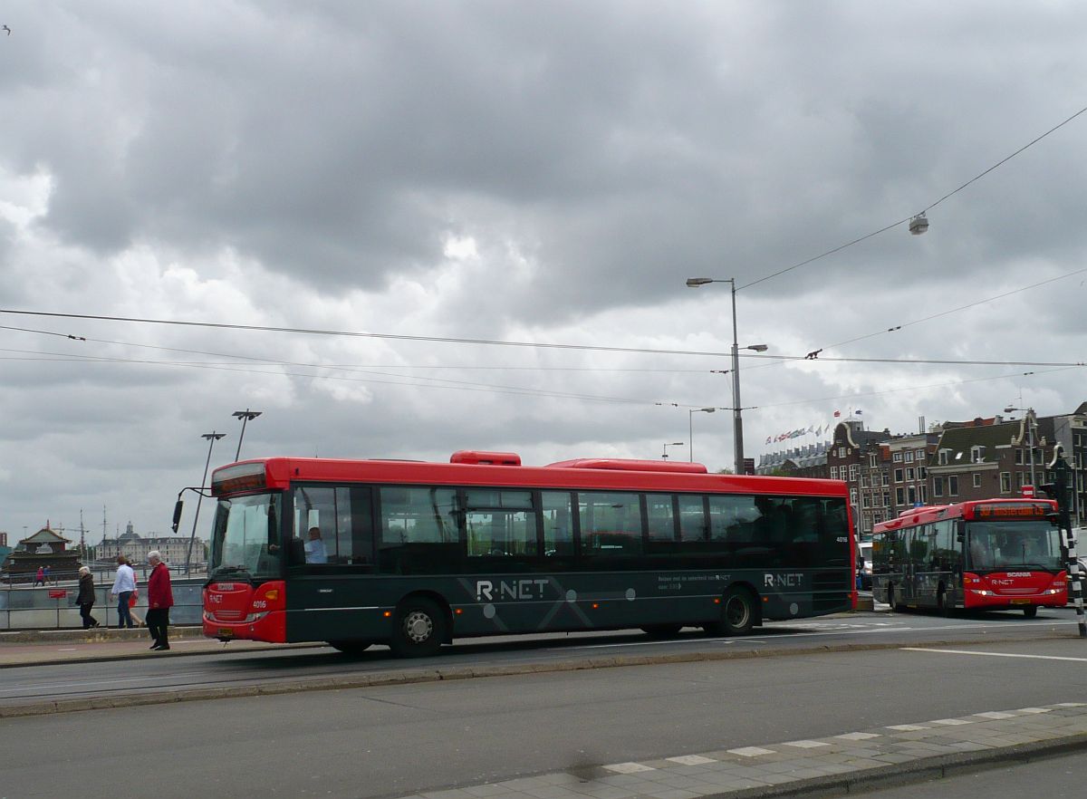 R-Net Bus 4016 Scania Omnilink Baujahr 2011. Kamperbrug, Amsterdam Centraal Station 03-06-2015.

R-Net bus 4016 Scania Omnilink in dienst sinds december 2011. Kamperbrug bij het Amsterdam Centraal Station 03-06-2015.