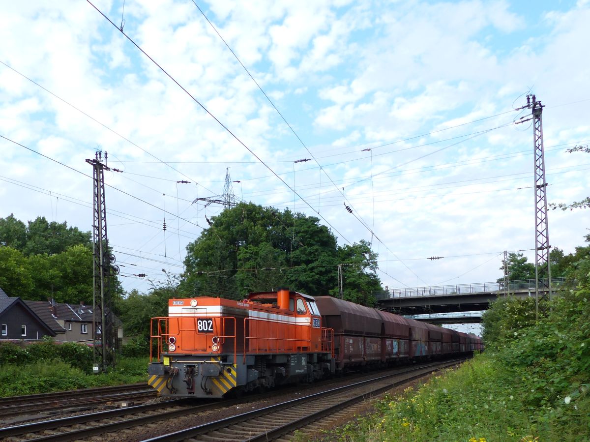 RBH (Rail Barge Harbour) Diesellok 802 (275 802-3) Hoffmannstrasse, Oberhausen 08-07-2016.


RBH (Rail Barge Harbour) dieselloc 802 (275 802-3) Hoffmannstrasse, Oberhausen 08-07-2016.