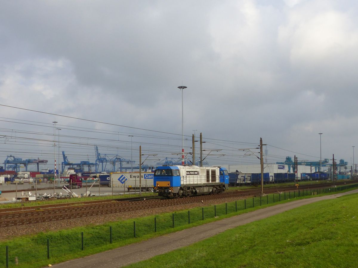 RFO (Rail Force One) G2000 Diesellok 1446 (  V208  Alt) Vondelingenweg, Vondelingenplaat, Rotterdam 23-10-2020.

RFO (Rail Force One) G2000 dieselloc 1446 (  V208  als oud huurdernummer) Vondelingenweg, Vondelingenplaat, Rotterdam 23-10-2020.