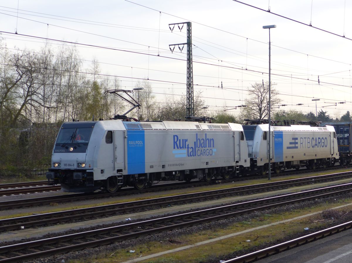 Rurtalbahn Cargo Lok 185 684-8 und 186 428-9 Emmerich am Rhein 31-03-2017.

Rurtalbahn Cargo loc 185 684-8 en 186 428-9 Emmerich am Rhein 31-03-2017.