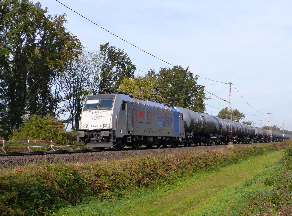 Rurtalbahn Lok 186 423-0 fotografiert bei Bahnbergang Haagsche Strasse, Elten, Deutschland 30-10-2015.


Rurtalbahn locomotief 186 423-0 met ketelwagentrein bij de overweg Haagsche Strasse, Elten, Duitsland 30-10-2015.