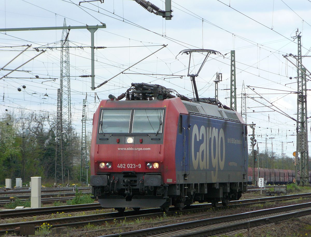 SBB Cargo Lok 482 023-9 Oberhausen West, Deutschland 18-04-2015.

SBB Cargo locomotief 482 023-9 Oberhausen West, Duitsland 18-04-2015.