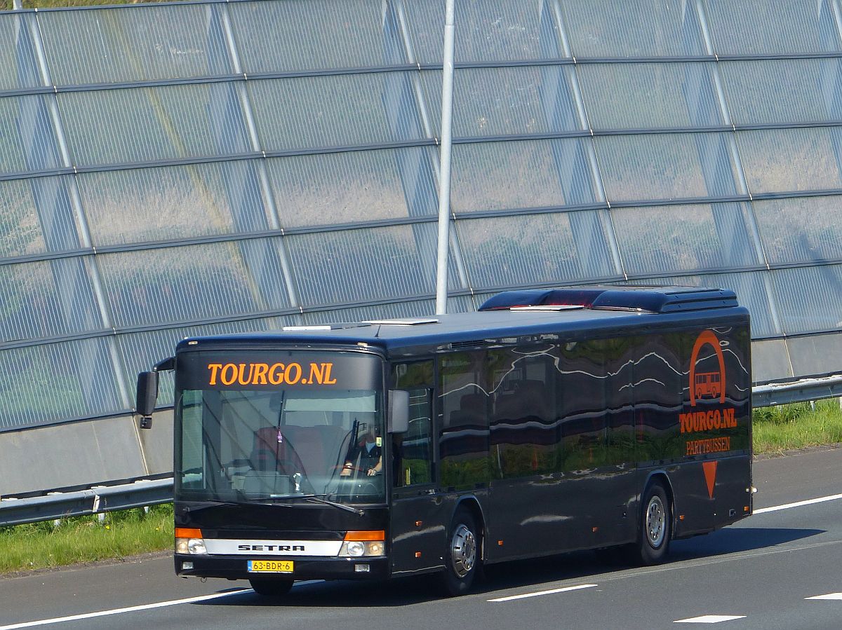 Setra S 315 NF Partybus der Firma Tourgo Baujahr 1997. Autobahn A4 bei Leiden 02-04-2017.

Setra S 315 NF partybus van Tourgo bouwjaar 1997. Rijksweg A4. Leiden 02-04-2017.