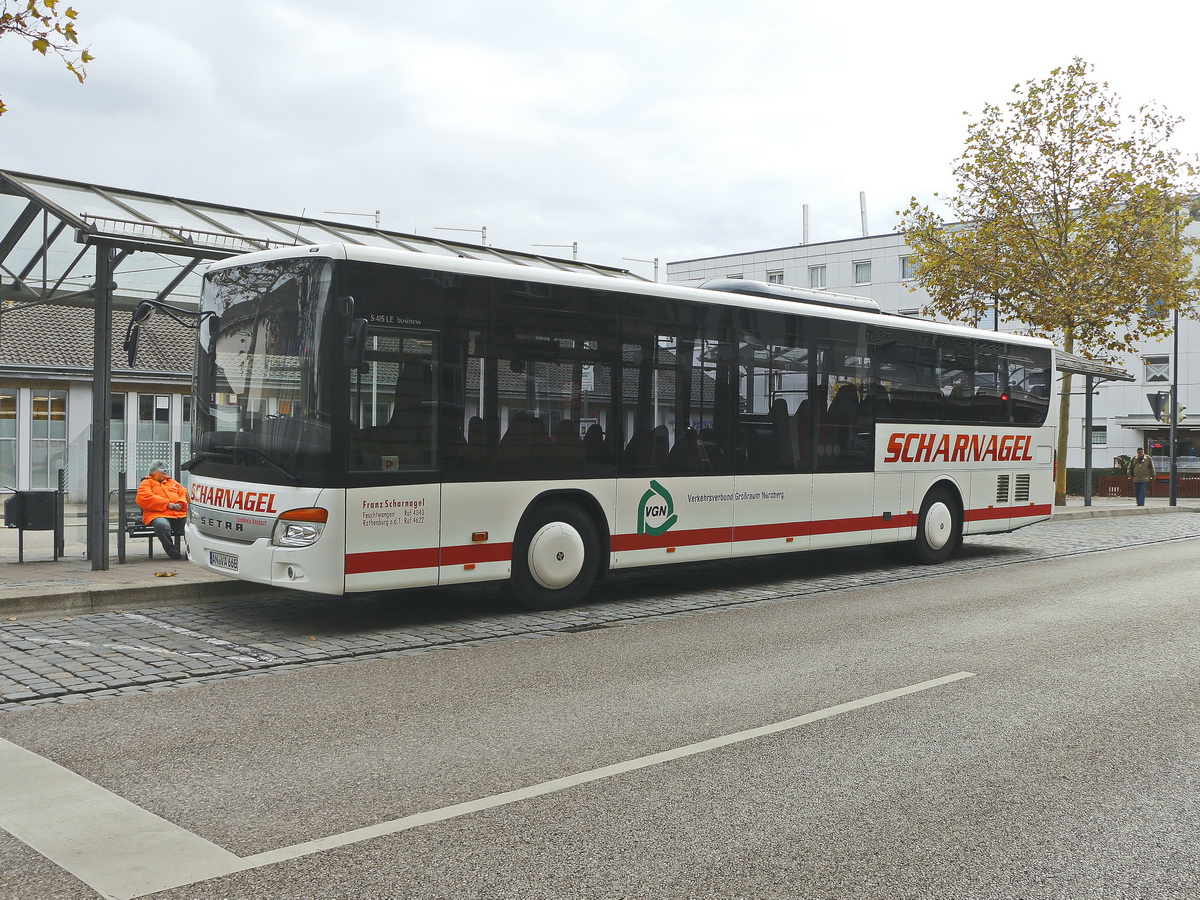 Setra S 415 business der Firma Franz Scharnagel aus Feuchtwangen steht vor dem Bahnhof Ansbach fr den Verkehrsverbund Groraum Nrnberg am 02. November 2018.