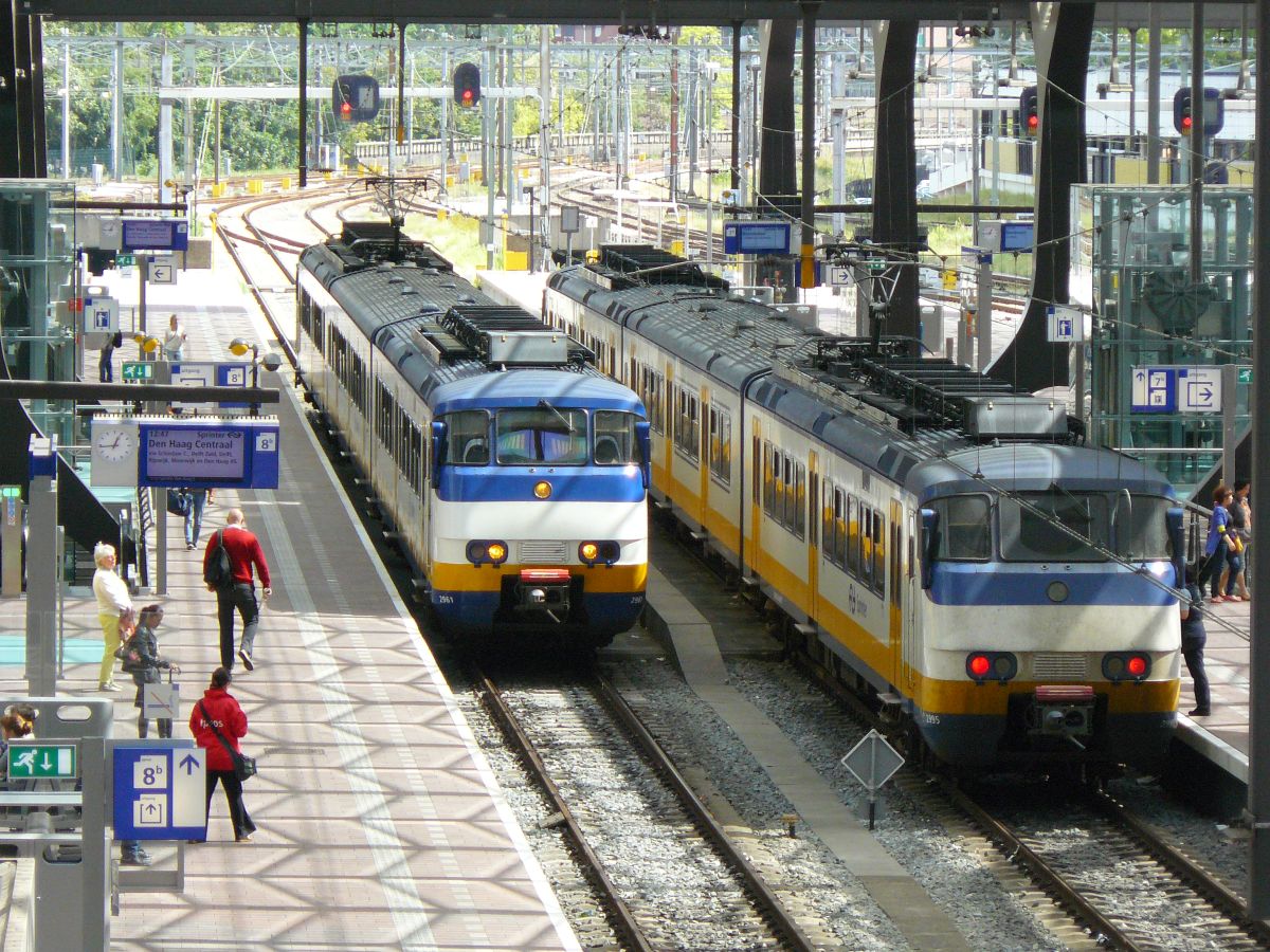 SGM-III 2961 en 2995 auf Gleis 8 und 7 Rotterdam Centraal Station 12-08-2014.

SGM-III 2961 en 2995 op spoor 8 en 7 Rotterdam Centraal Station 12-08-2014.