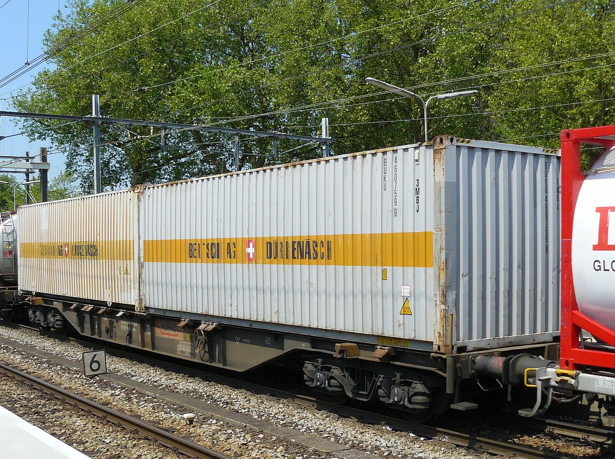Sgns Containertragwagen der Firma Hupac uaus der Schweiz. Gleis 1 Dordrecht, Niederlande 12-06-2015.

Sgns containerwagen van de firma Hupac uit Zwitserland. Spoor 1 Dordrecht 12-06-2015.

