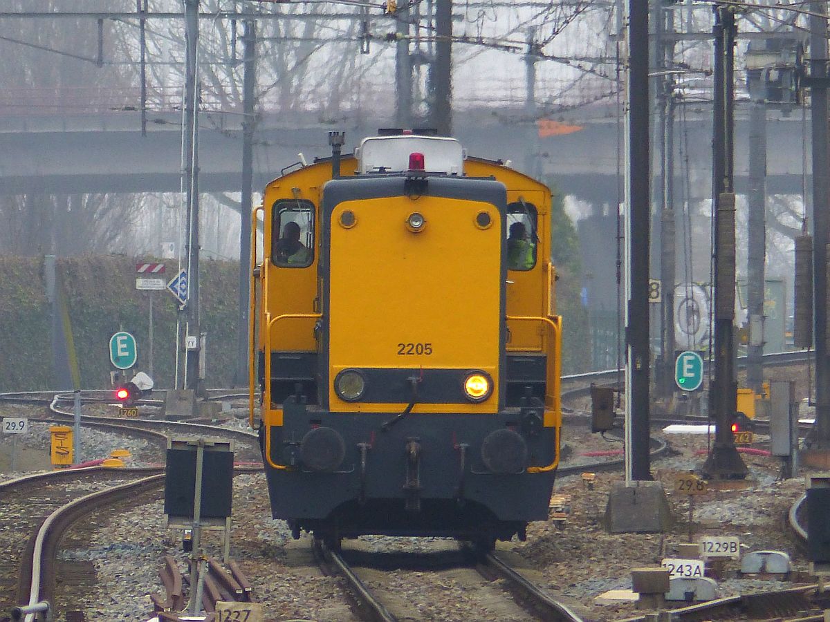 SHD (Stichting Historisch Dieselmaterieel) Diesellok 2205 bei umrangieren in Dordrecht 16-02-2017. 

SHD (Stichting Historisch Dieselmaterieel) dieselloc 2205 bij het omrangeren in Dordrecht 16-02-2017.