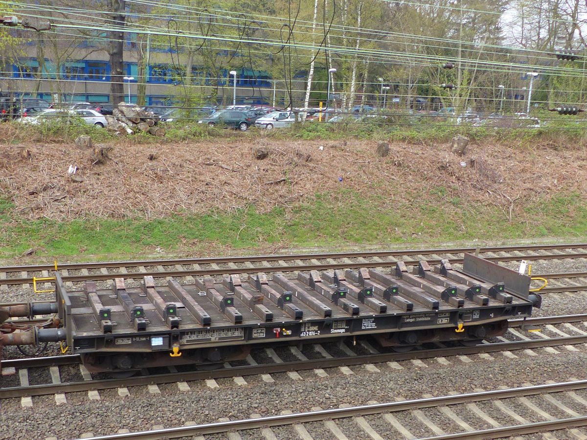 Slmmnps vierassige platte wagen van ON Rail met nummer 33 RIV 80 D-ORME 63 2 076-2 Abzweig Lotharstrasse. Forsthausweg, Duisburg 12-04-2018.