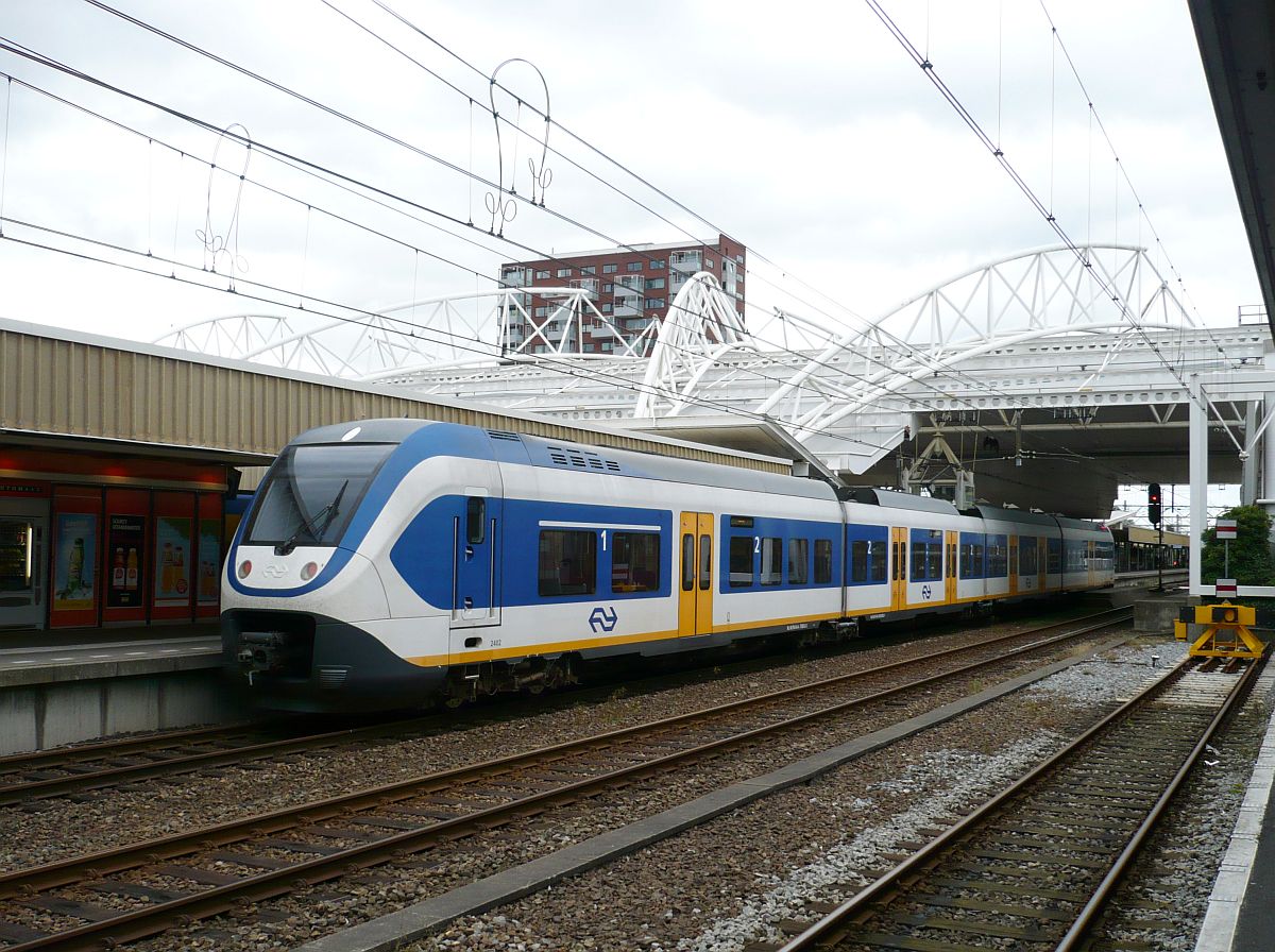 SLT-4 TW 2402 Gleis 4b Leiden 06-07-2014.

SLT-4 treinstel 2402 spoor 4b Leiden 06-07-2014.