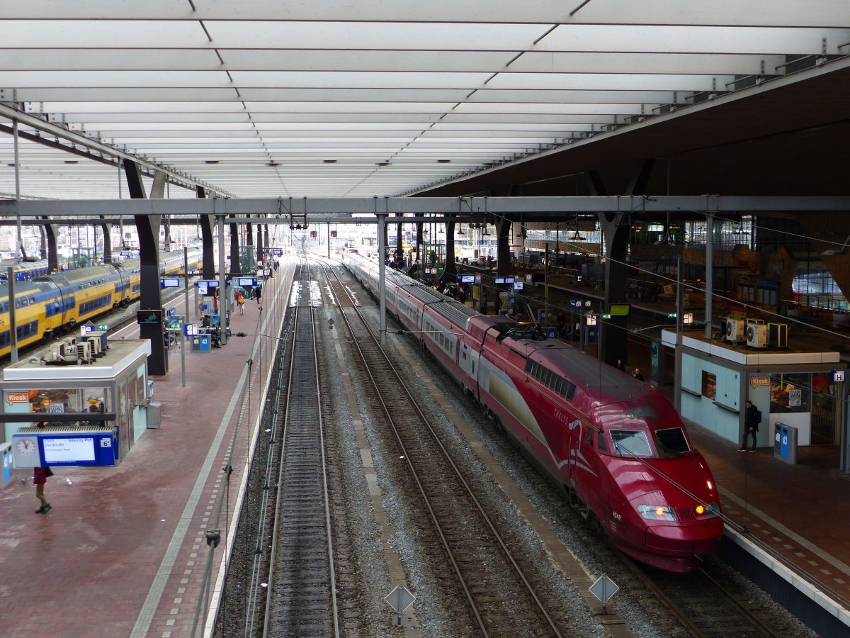 SNCF Thalys PBA TW 4540 Gleis 4 Rotterdam Centraal Station 22-03-2018.


SNCF Thalys treinstel PBA TW 4540 spoor 4 Rotterdam CS 22-03-2018.