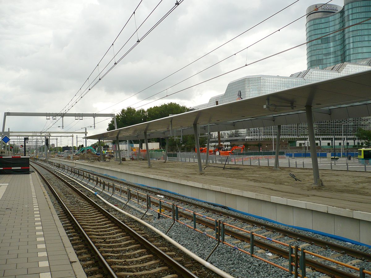 Spoor 19 en 20 met in nieuw perron spoor 20 en 21. Utrecht Centraal Station 19-06-2015.