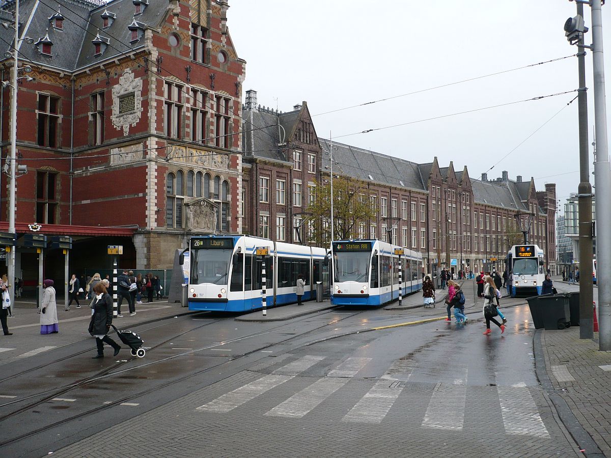 Stationsplein mit Strassenbahnfahrzeuge Amsterdam Centraal Station 12-11-2014.

Trams op het Stationsplein voor het Centraal Station Amsterdam 12-11-2014.