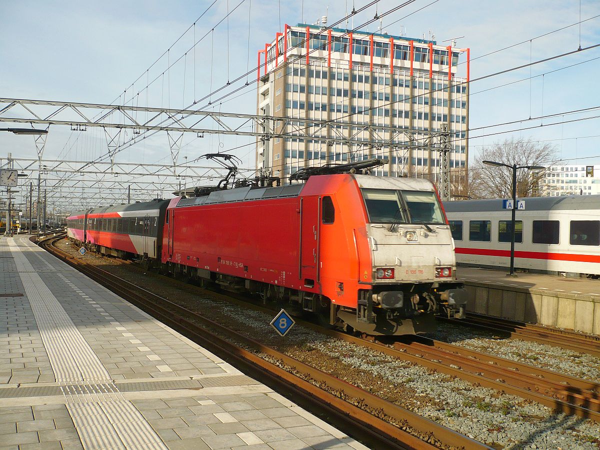 TRAXX Lok E186 116 (91 84 1186 116-7) mit Intercity Direct Amsterdam Centraal Station 12-02-2014.
TRAXX locomotief E186 116 (volledig nummer 91 84 1186 116-7) komt binnen met Intercity Direct op spoor 12 Amsterdam Centraal Station 12-02-2014.