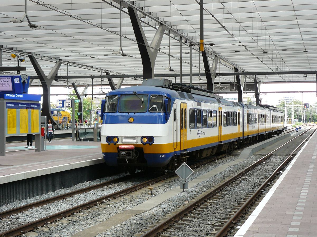 TW 2961 Bauart SGM-III Gleis 8 Rotterdam Centraal Station 12-08-2014.

SGM-III treinstel 2961 spoor 8 Rotterdam Centraal Station 12-08-2014.