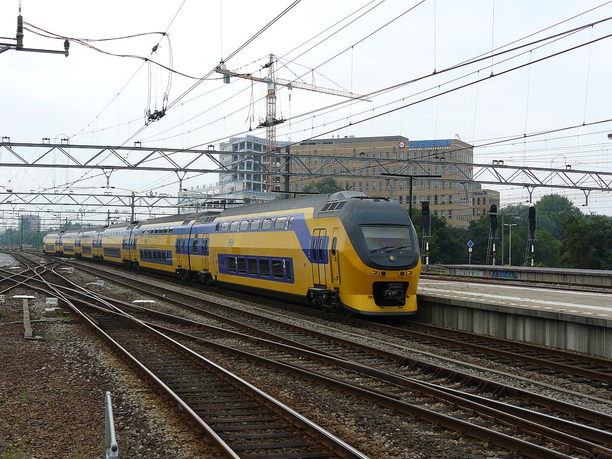 TW 8656 Bauart DD-IRM Gleis 4 Leiden Centraal 08-08-2014.

IRM-VI treinstel 8656 komt binnen op spoor 4 Leiden Centraal 08-08-2014.