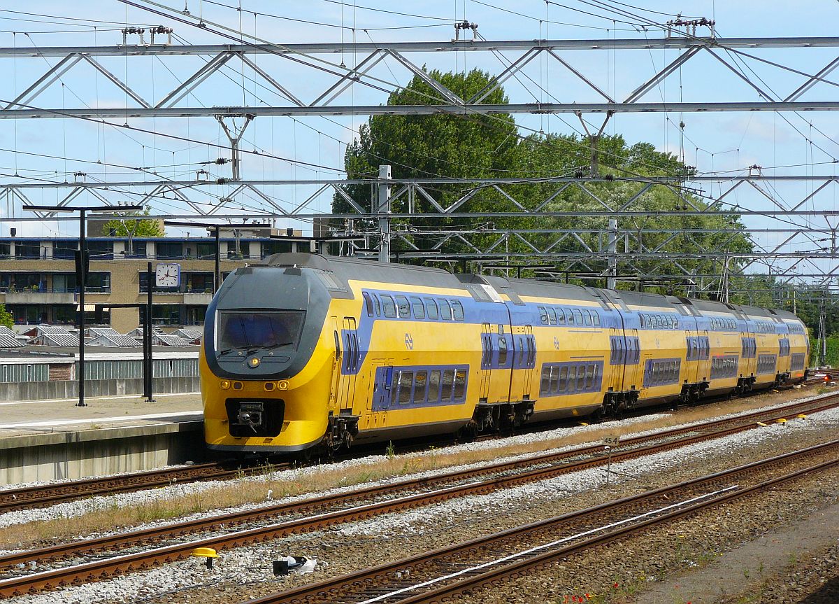 TW 8703 Gleis 8 Leiden Centraal 29-06-2014.

8703 spoor 8 Leiden Centraal 29-06-2014.