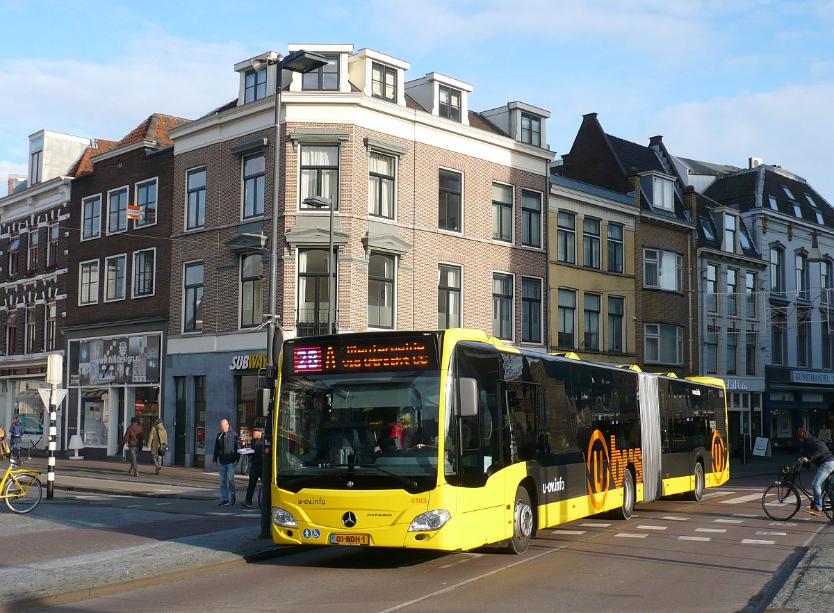 U-OV Bus 4103 Mercedes-Benz Citaro 18M Baujahr 2013. Neude, Utrecht 28-11-2014.

U-OV bus 4103 Mercedes-Benz Citaro 18M bouwjaar 2013. Neude, Utrecht 28-11-2014.