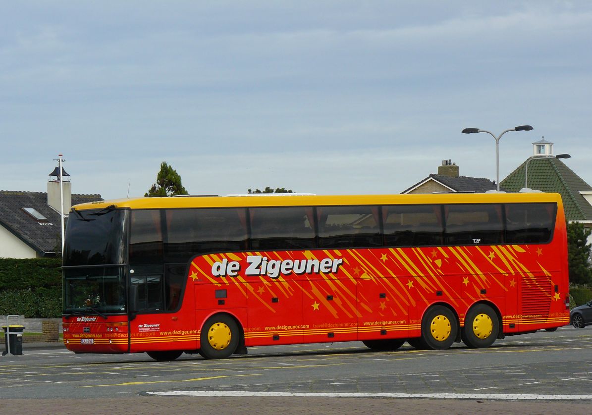 Van Hool T9 Reisebus der Firma De Zigeuner aus Diepenbeek, Belgien. Noordwijk, Niederlande 09-11-2014.
Van Hool T9 reisbus van de Belgische firma De Zigeuner uit Diepenbeek. Noordwijk, Nederland  09-11-2014.