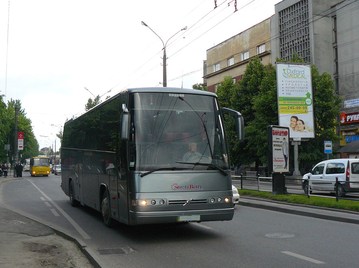 Volvo B 12-600 Reisebus der Firma  Shozda buses . Prospekt Viacheslava Chornovola, Lviv, Ukraine 28-05-2015.

Volvo B 12-600 reisbus van de firma  Shozda buses . Prospekt Viacheslava Chornovola, Lviv, Oekrane 28-05-2015.
