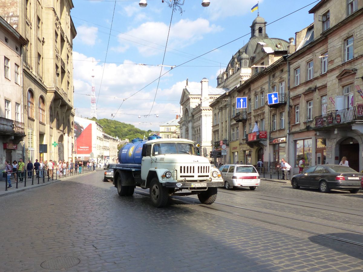 ZIL 131 Tankwagen Horodotska Strasse, Lviv, Ukraine 04-09-2016.


ZIL 131 tankwagen Horodotska straat, Lviv, Oekrane 04-09-2016.