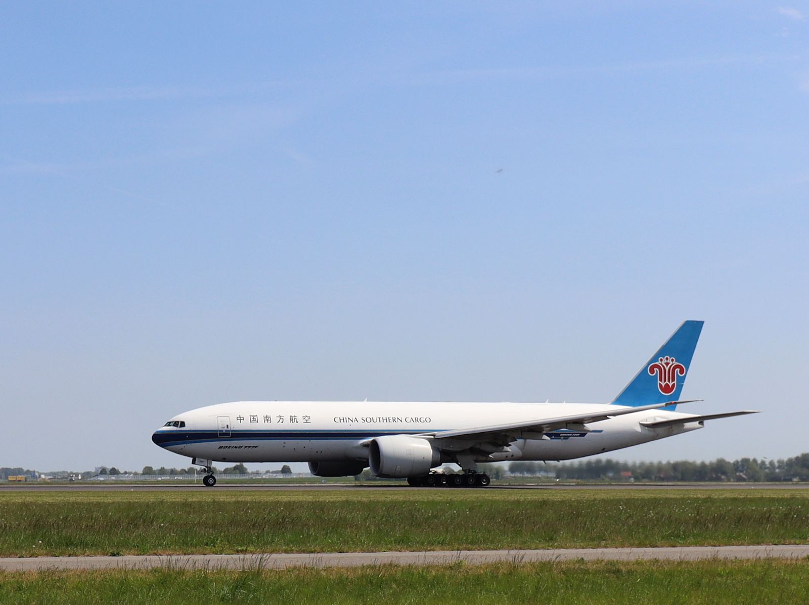 B-2028 China Southern Airlines Boeing 777-F1B Flughafen Schiphol Amsterdam, Niederlande. Erstflug dieses Flugzeugs war am 28-06-2015. Vijfhuizen 15-05-2022.

B-2028 China Southern Airlines Boeing 777-F1B luchthaven Schiphol. Eerste vlucht van dit vliegtuig was op 28-06-2015. Vijfhuizen 15-05-2022.