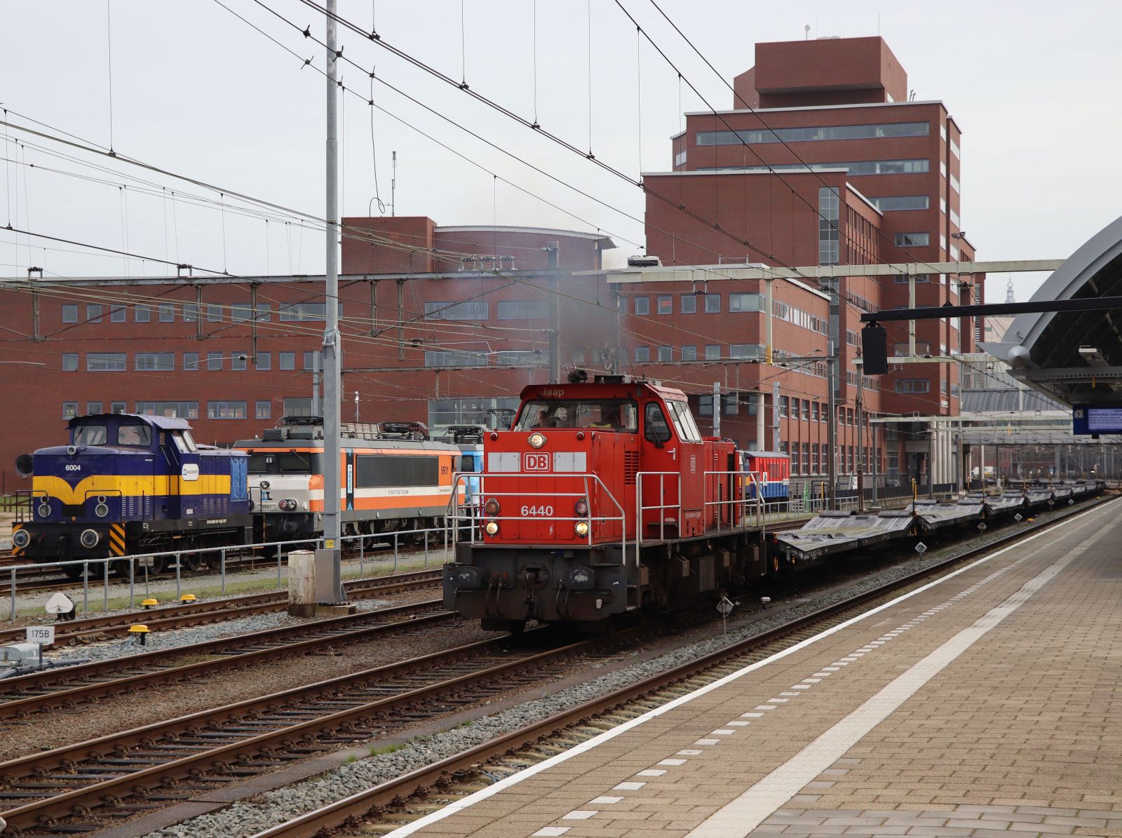 DB Cargo Diesellokomotive 6440  Jaap  Gleis 8 Bahnhof Amersfoort Centraal 20-02-2024.

DB Cargo dieselloc 6440  Jaap  met onbeladen defensiewagens spoor 8 Amersfoort 20-02-2024.