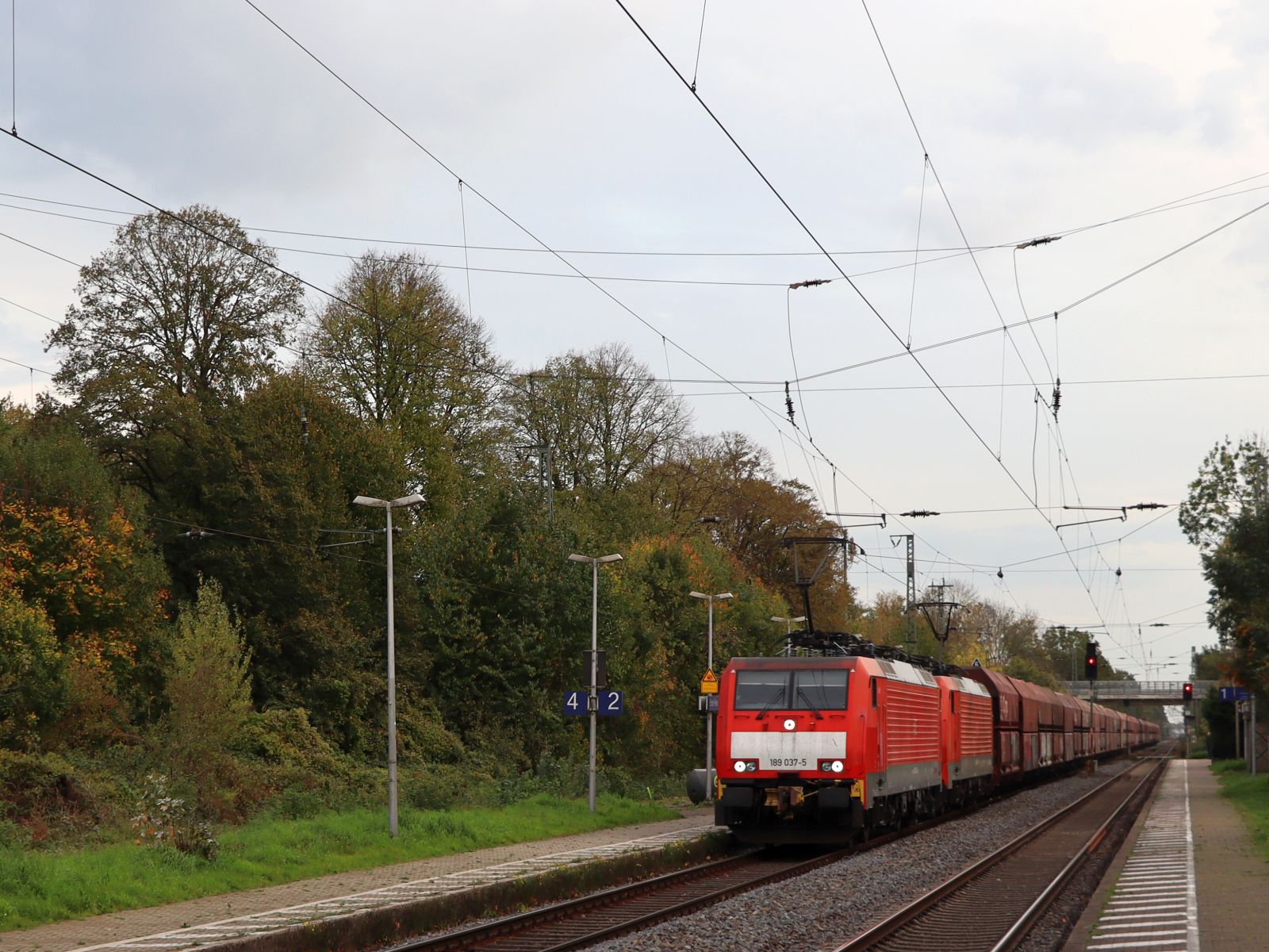 DB Cargo lokomotive 189 037-5 mit Schwesterlok Gleis 2 Bahnhof Empel-Rees 03-11-2022.

DB Cargo locomotief 189 037-5 met zusterloc spoor 2 station Empel-Rees 03-11-2022.