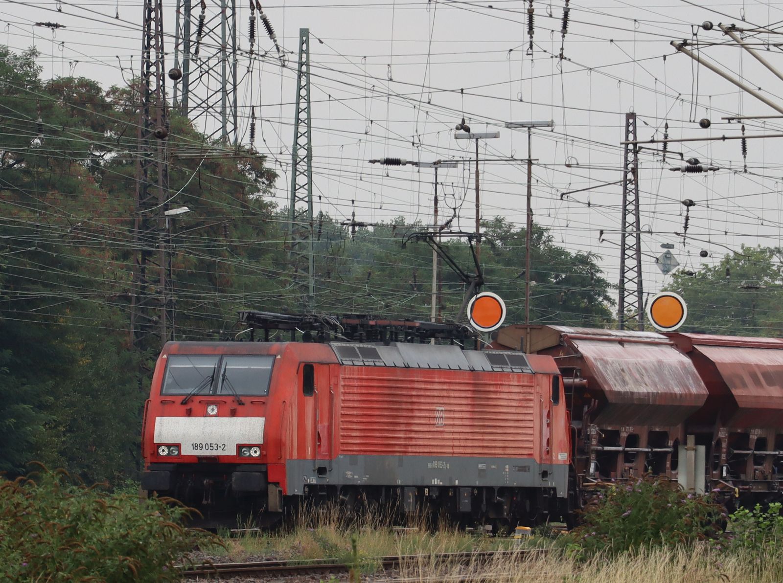 DB Cargo Lokomotive 189 053-2 Gterbahnhof Oberhausen West 18-08-2022.

DB Cargo locomotief 189 053-2 goederenstation Oberhausen West 18-08-2022.