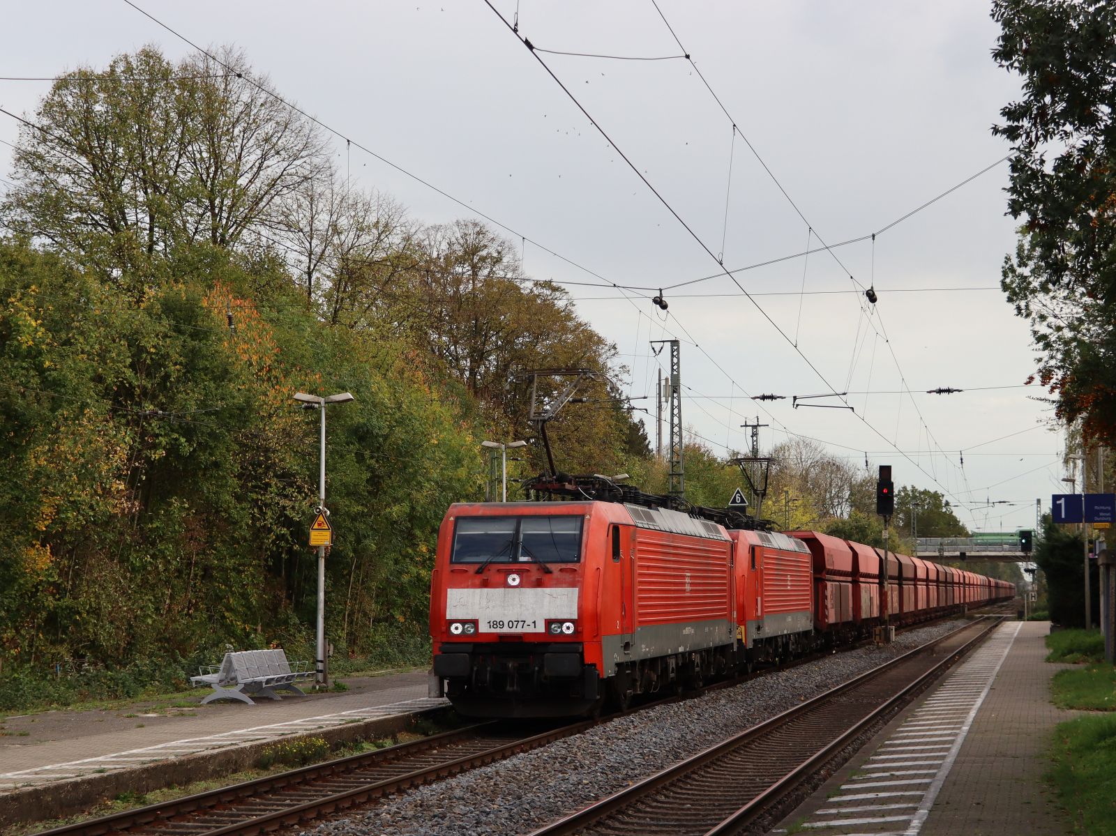 DB Cargo Lokomotive 189 077-1 mit Schwesterlok Gleis 2 Bahnhof Empel-Rees 03-11-2022.

DB Cargo locomotief 189 077-1 met zusterloc spoor 2 station Empel-Rees 03-11-2022.
