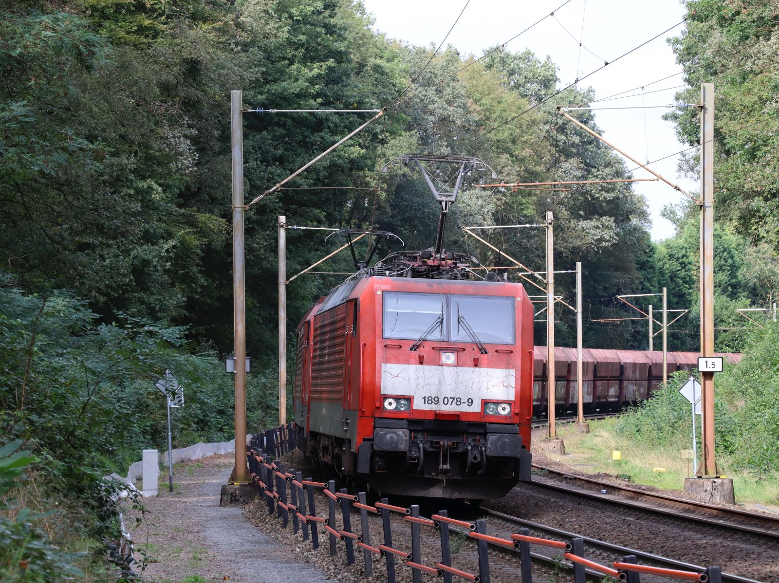 DB Cargo Lokomotive 189 078-9 mit Schwesterlok Bahnbergang Bovenste Molenweg, Venlo 28-09-2023.

DB Cargo locomotief 189 078-9 met zusterloc overweg Bovenste Molenweg, Venlo 28-09-2023.