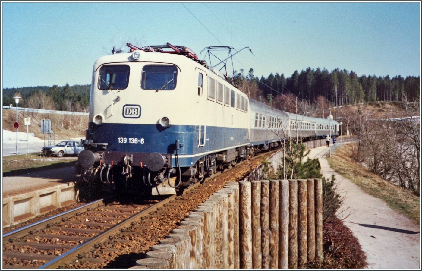 Die DB 139 136-6 erreicht mit ihrem Nahverkerszug auf dem Weg von Seebrugg nach Freiburg i.B. den Halt Schluchsee. 

Analogbild vom April 1988