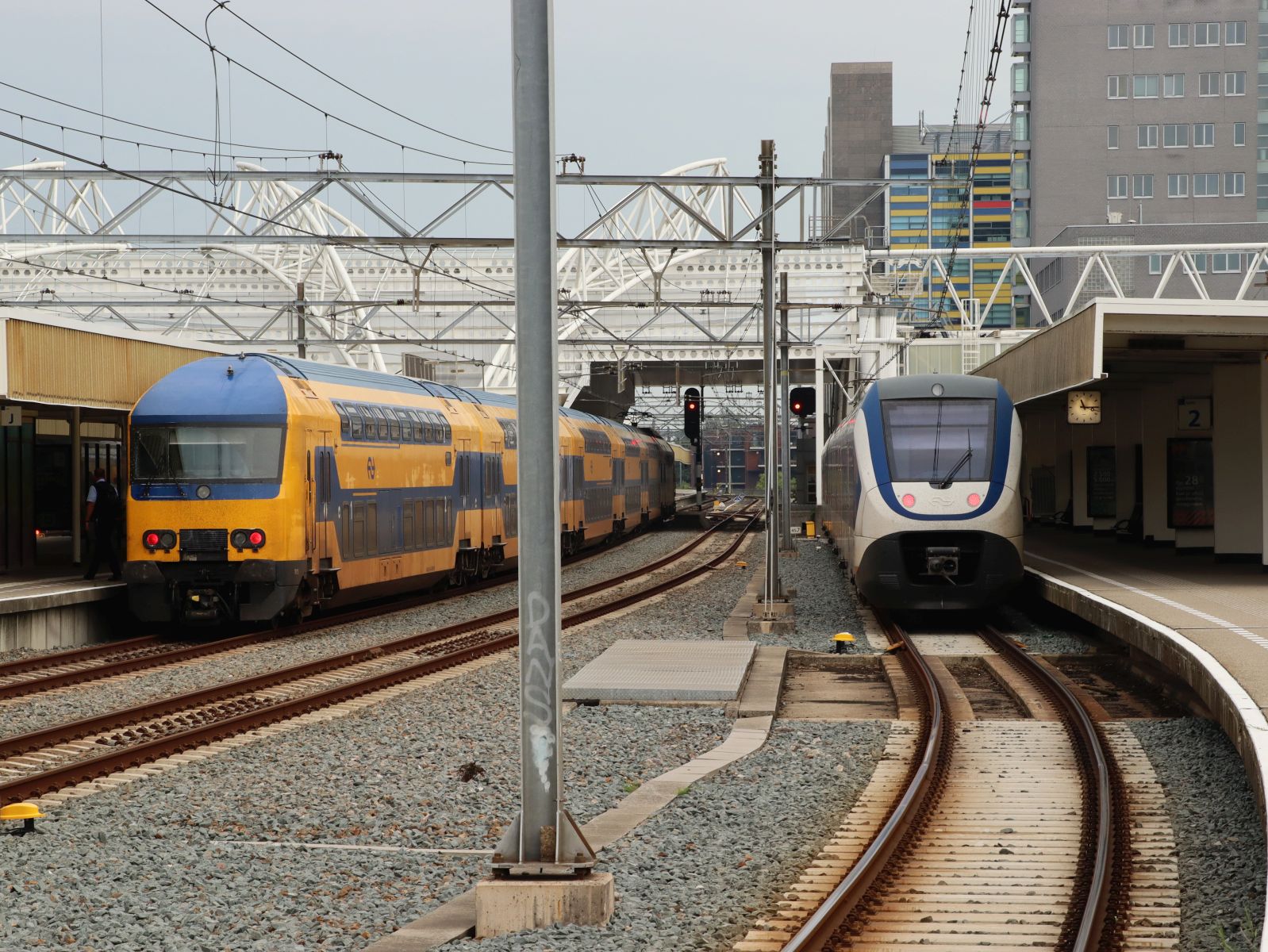 Gleis 2 3 und 4 mit 7612 auf Gleis 4 und 2603 auf Gleis 2 Leiden Centraal Station 24-08-2023.


Spoor 2 3 en 4 met 7612 op spoor 4 en 2603 spoor 2 Leiden Centraal Station 24-08-2023.