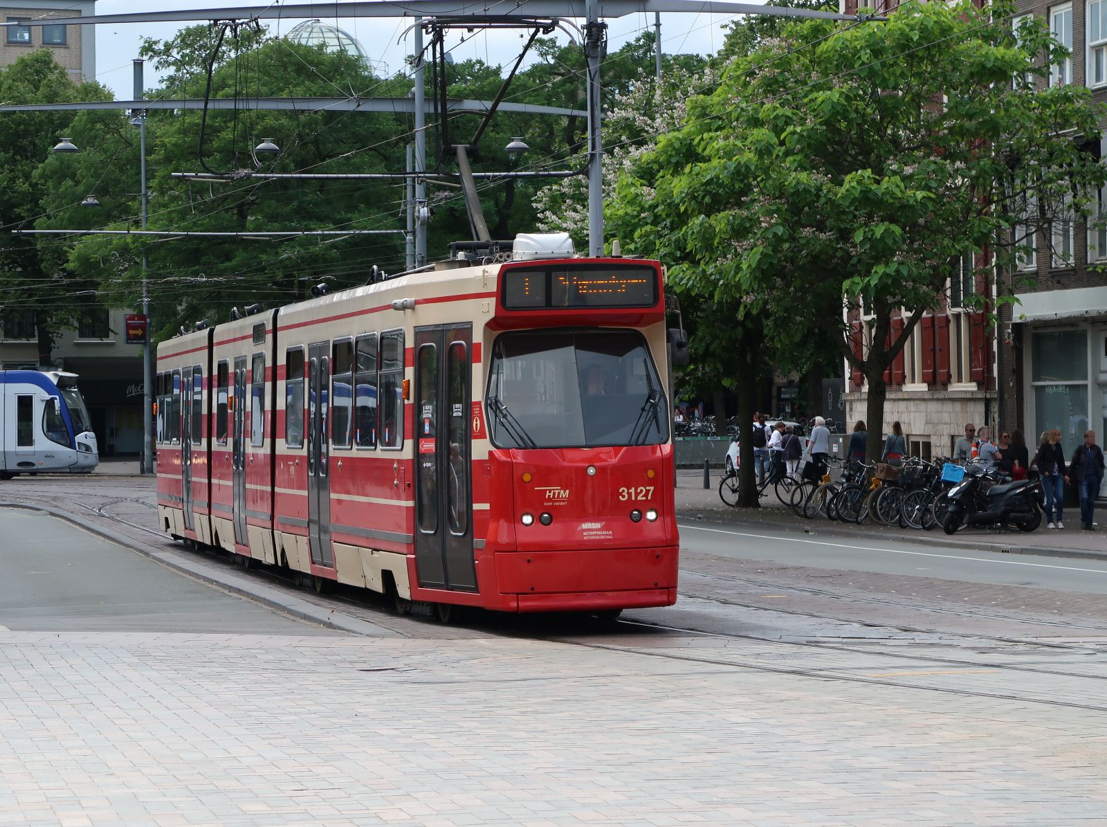 HTM Strassenbahnfahrzeug 3127 Buitenhof, Den Haag 13-07-2023.

HTM tram 3127 Buitenhof, Den Haag 13-07-2023.