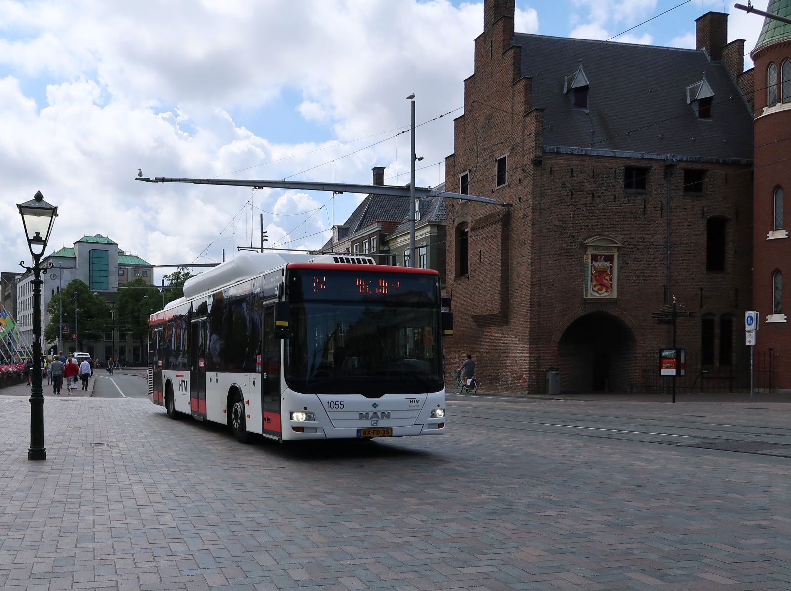 HTMbuzz Bus 1055 MAN Lion's City Baujahr 2010. Buitenhof, Den Haag 13-07-2023.

HTMbuzz bus 1055 MAN Lion's City bouwjaar 2010. Buitenhof, Den Haag 13-07-2023.